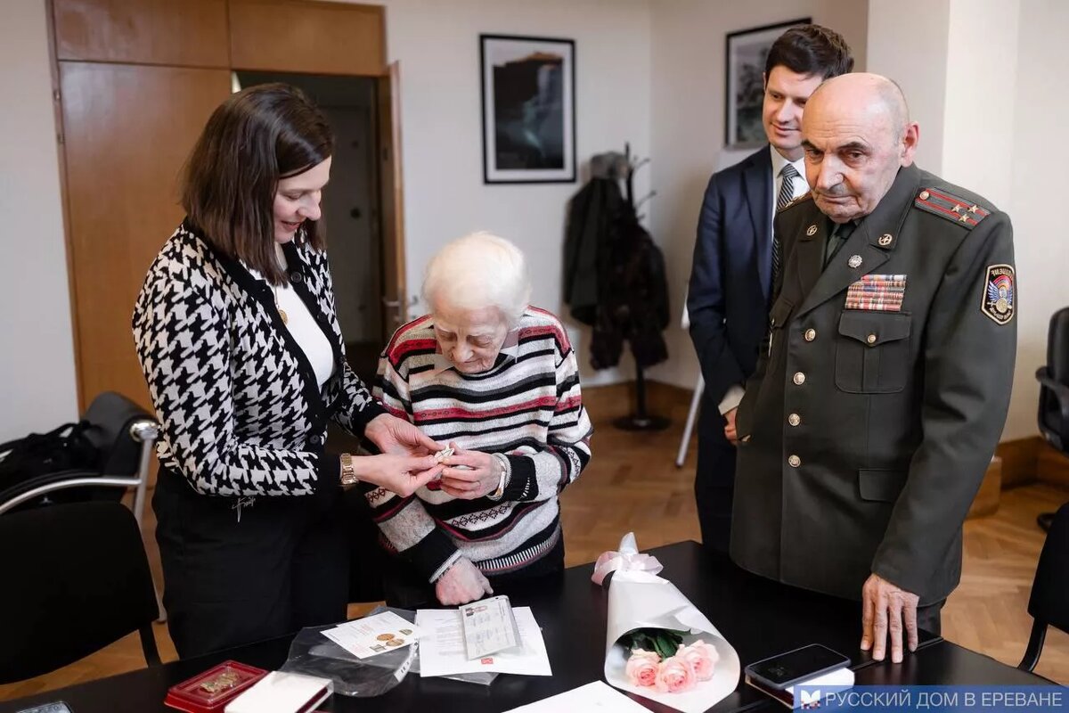 Мужчина должен первый проявлять инициативу. Инициатива должна исходить от мужчины. Инициативы по улучшению производства. Цитаты про инициативу. Женщина не должна проявлять инициативу.