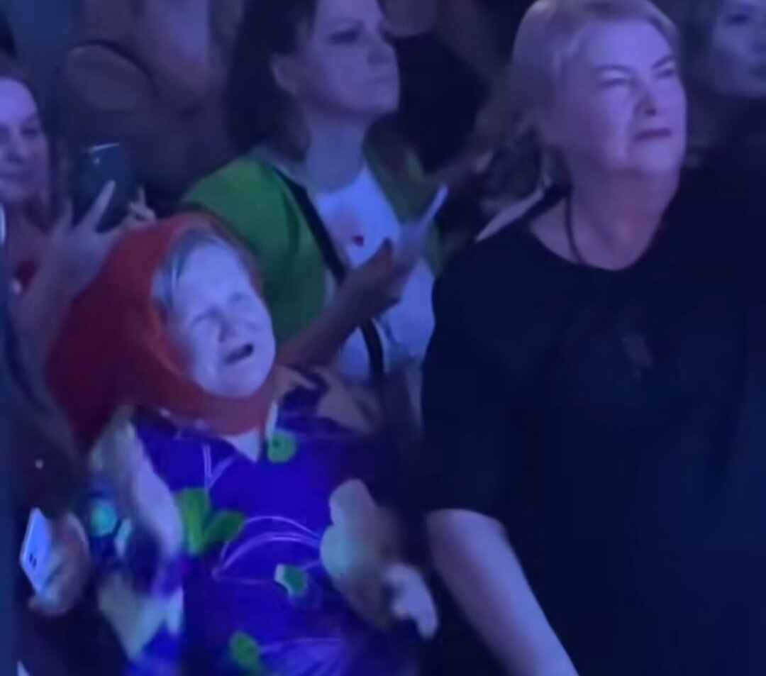 Все молчат, а она молодец поет, ух просто💪🤩💃