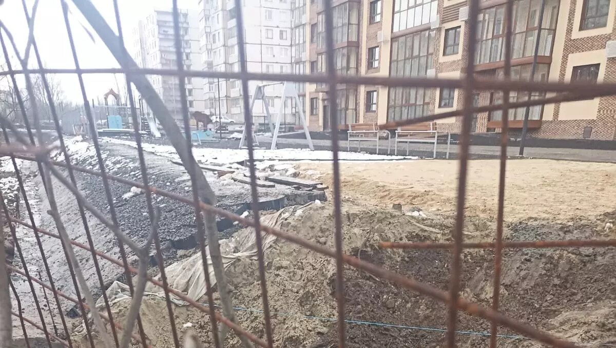     Житель переулка Токарева в Старом Осколе начал неравную борьбу с властями, когда рядом построили многоэтажку. Строители ухитрились перегородить подземный приток речки Осколец, после чего затопило дома в соседнем переулке. Администрация и застройщики, как водится, заодно — и против граждан.