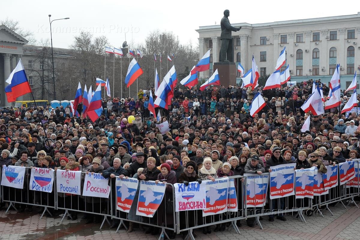 Симферополь в 2014 году. Митинги в России аннексия Крыма 2014.