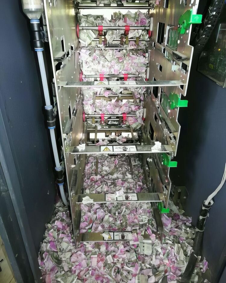Источник: https://www.reddit.com/r/Wellthatsucks/comments/1albysw/a_hungry_rat_breaks_into_a_bank_atm_in_india_and