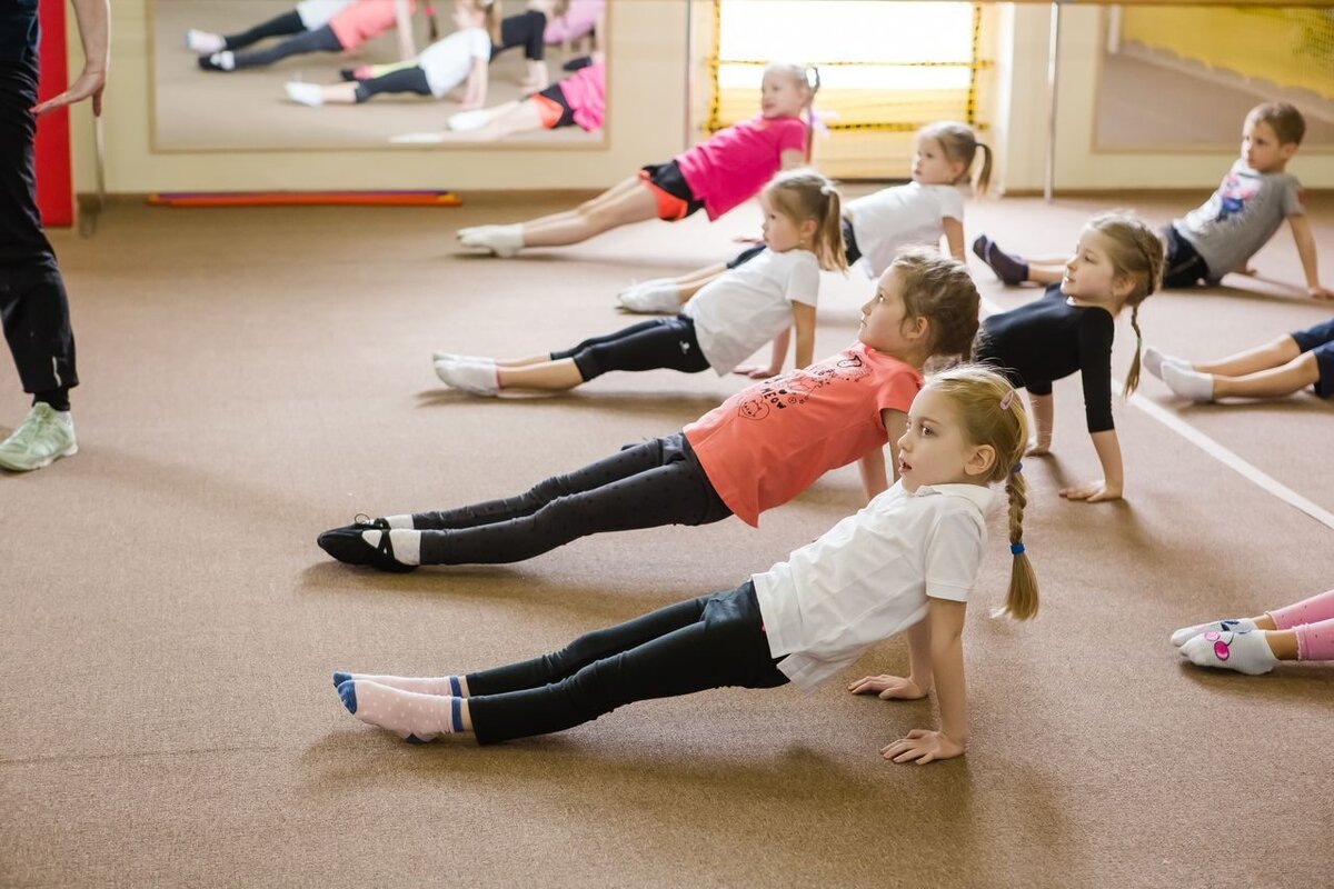 Спортивные занятия. Гимнастика для детей. Занятия гимнастикой для детей. Физическое воспитание детей.