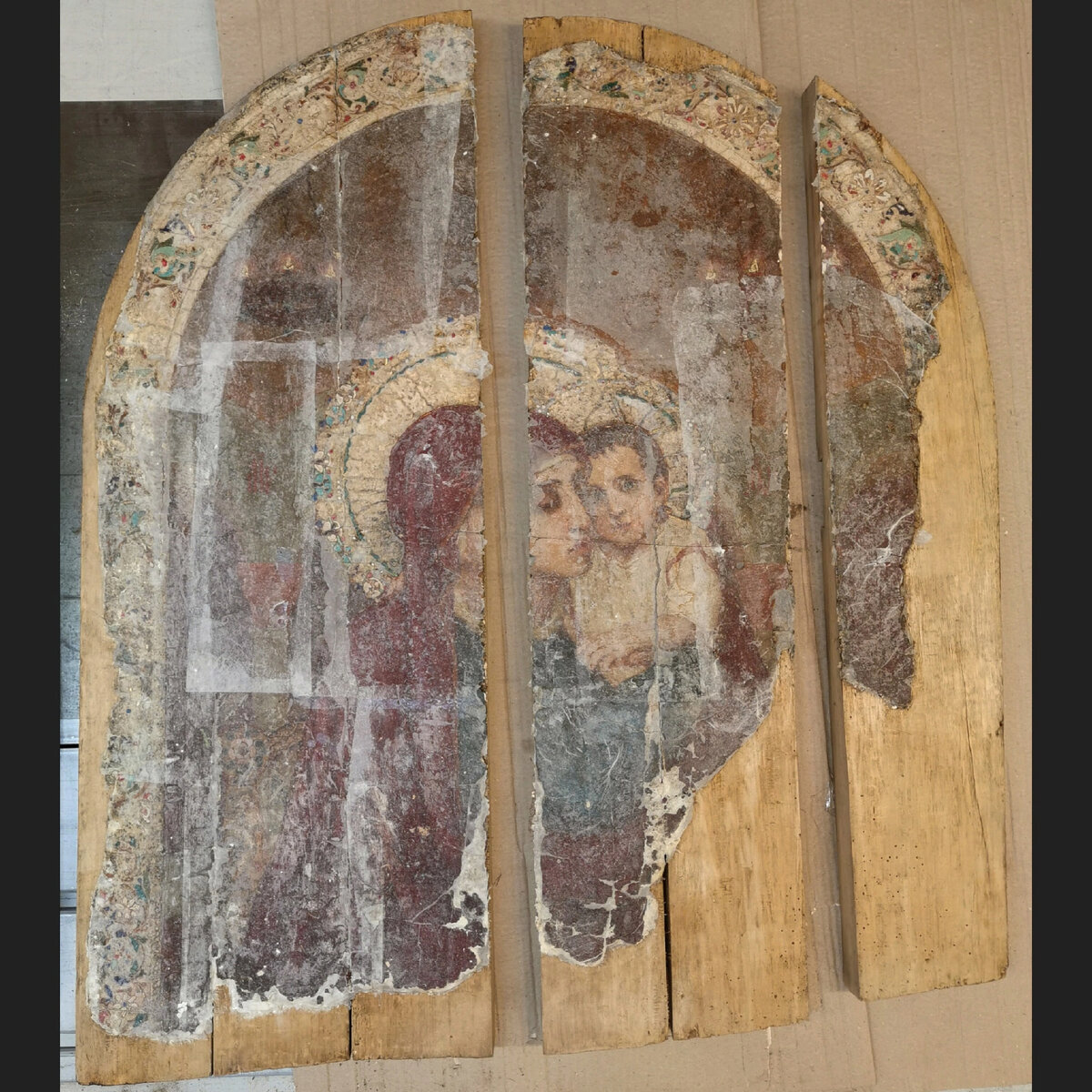 Икона в процессе работы  после укрепления живописи и удаления загрязнений с древесины основы. 