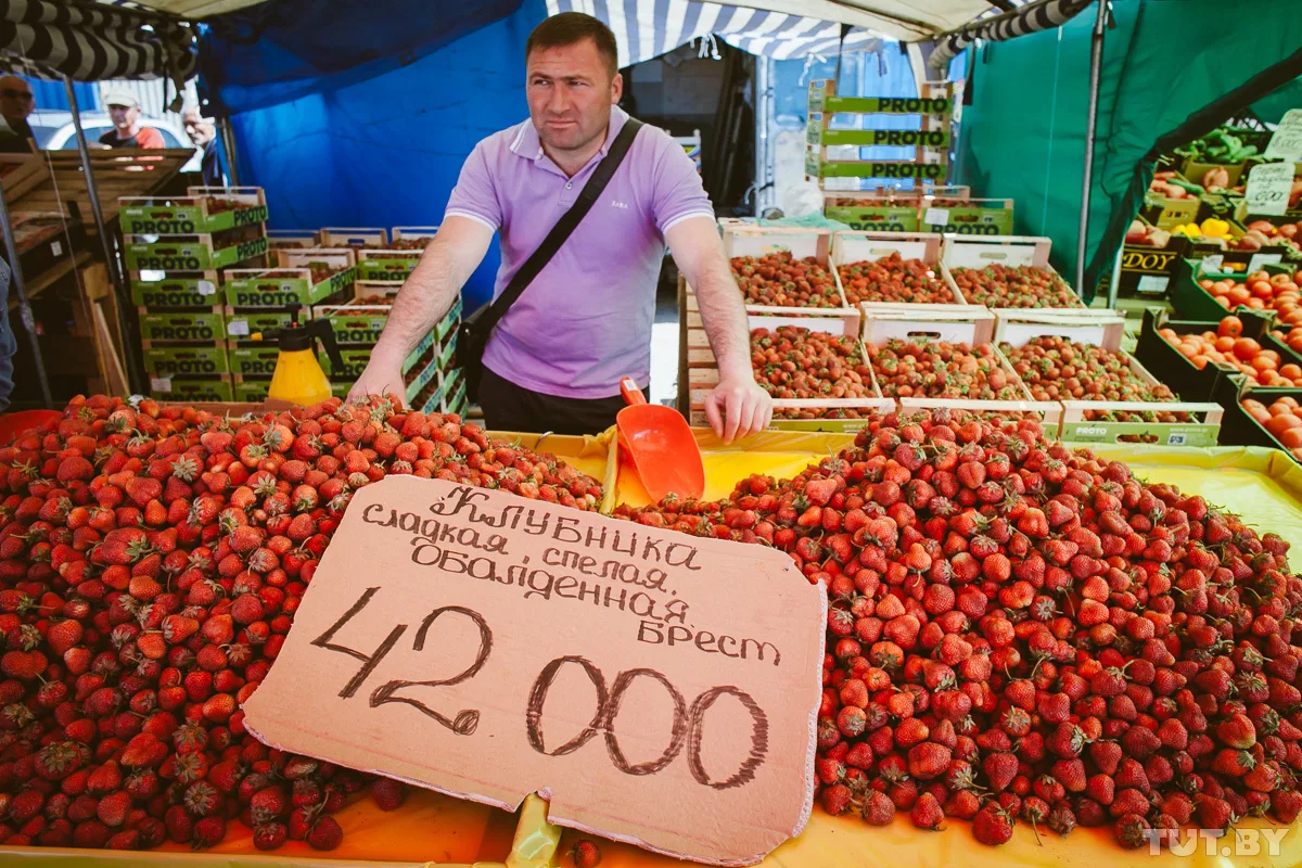 Работают ли сейчас рынки. Фрукты на рынке. Торговец фруктов. Торговля оптовая фруктами и овощами. Продуктовый рынок.