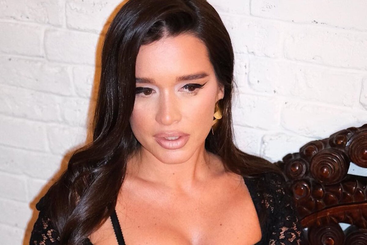 девушка поправляет трусы. даже юбка не помялась. приколы в юбках девушек. сандра баллок и райан рейнольдс в фильме предложение. а ты боялась даже юбка.