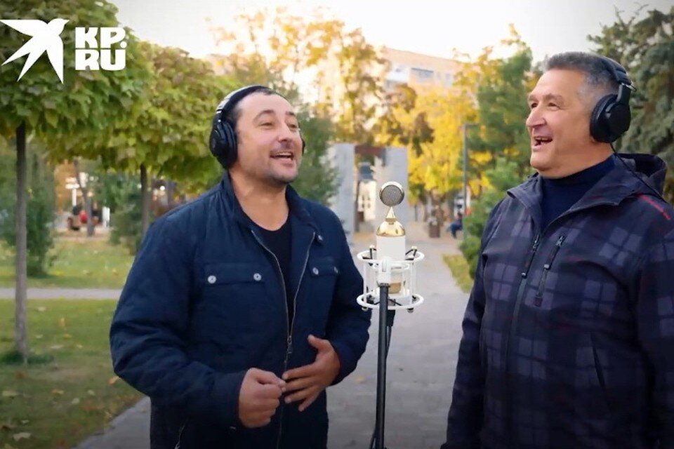    В совместном исполнении песни участвовали вокалисты из мариупольского поселка Сартана Евгений Иванов (слева) и Анатолий Пилипчук. Фото: Скриншот видео #МУЗЫКАВМЕСТЕ