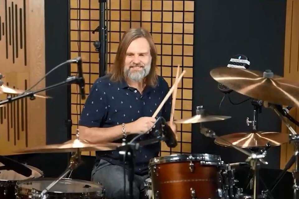    Ритм песни задавал известный барабанщик Андрей Приставка, родом из Мариуполя. Фото: Скриншот видео #МУЗЫКАВМЕСТЕ