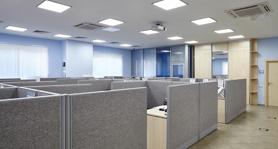 По типу таких, только повыше и мы сидели не боком, а спинами к проходу. Источник - https://www.nayada.ru/products/mobilnye-peregorodki/peregorodki-optima/