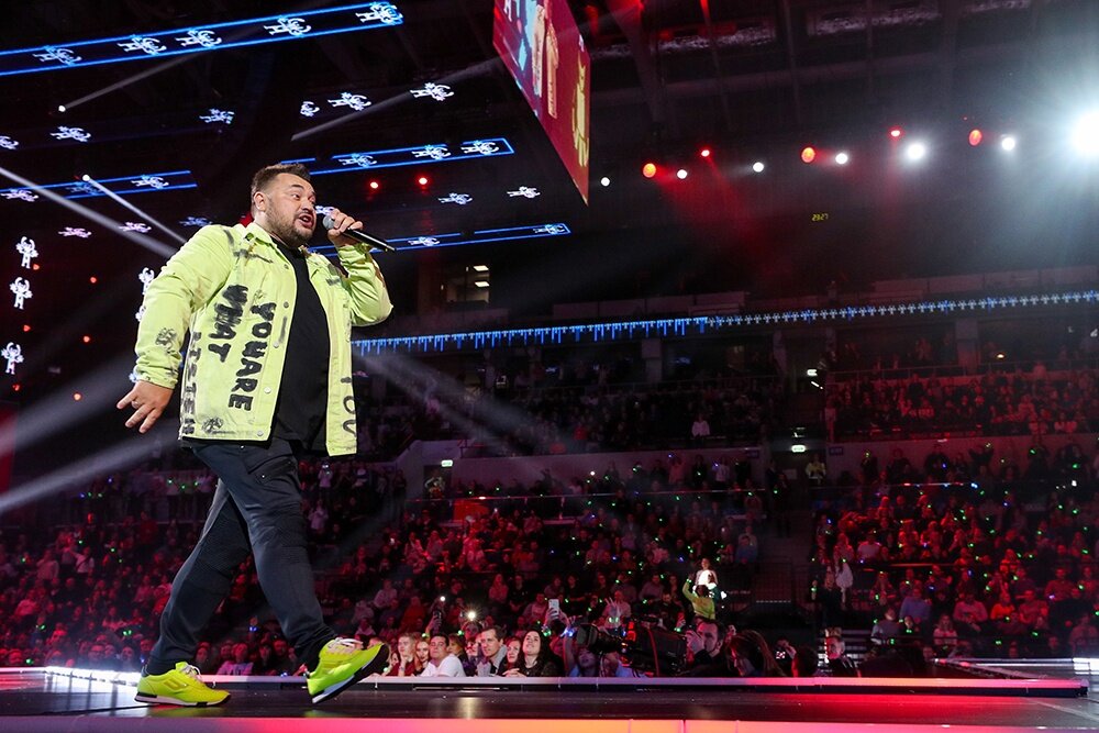 Дорожный знак две стрелки. Дорожные знаки со стрелками. Знак направление к эвакуационному выходу по лестнице вниз. Знак безопасности e13 напр. Стрелка путь вверх.