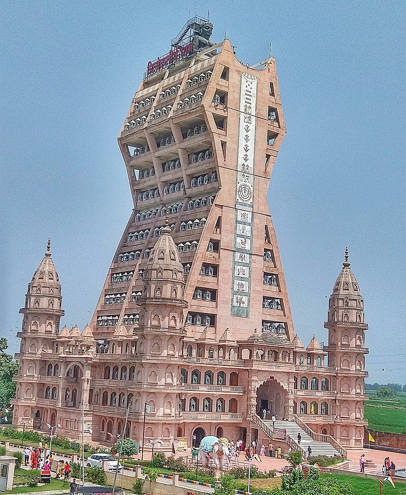 Джайнский храм Трилок Тирт Дхам создан по образцу трех частей локи. 