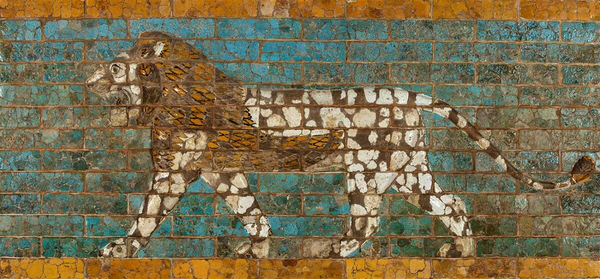 Кирпичная мозаика «Шагающий лев» из ворот Иштар, 604–562 гг. до н.э., через Институт Востока Чикагского университета.