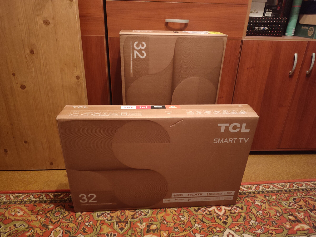 Коробки с купленными телевизорами