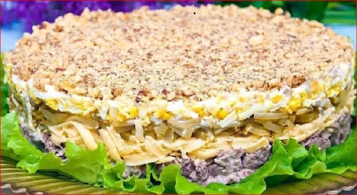 Гости в восторге от этого простого салата. Секрет вкуса в пикантной заправке и он украсит любой праздник