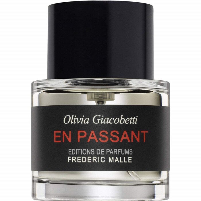 En Passant Frederic Malle — это аромат для женщин, он принадлежит к группе цветочные зеленые. En Passant выпущен в 2000 году. Парфюмер: Olivia Giacobetti. Семейство: цветочные зеленые, цветочные, фужерные, зеленые Верхние ноты: огурец, пшеница. Средние ноты: сирень, водяные ноты. Базовые ноты: петитгрейн