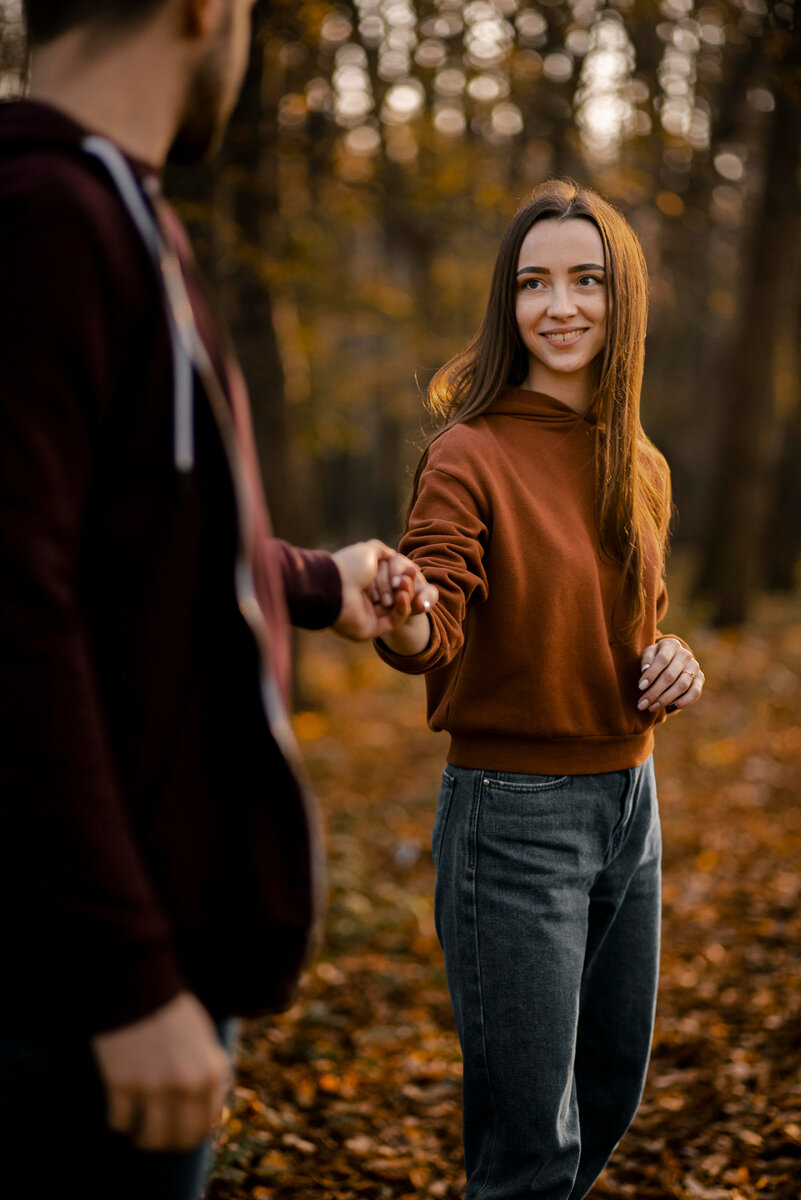 Источник фото: https://ru.freepik.com/free-photo/close-up-smiley-woman-holding-man-s-hands_11168964.htm#query=%D0%B4%D0%B5%D0%B2%D1%83%D1%88%D0%BA%D0%B0%20%D0%BD%D0%B5%20%D0%B4%D0%B0%D0%B5%D1%82%20%D1%80%D1%83%D0%BA%D1%83%20%D0%BF%D0%B0%D1%80%D0%BD%D1%8E&position=33&from_view=search&track=ais&uuid=4f0905b3-f7f4-42f6-847e-ec78828641aa