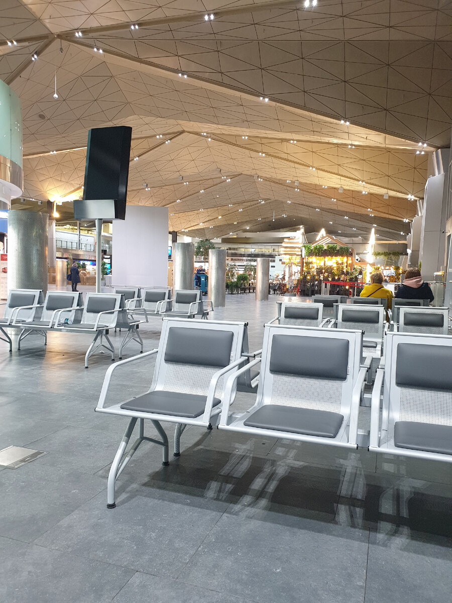 Пустой ночной аэропорт Пулково.