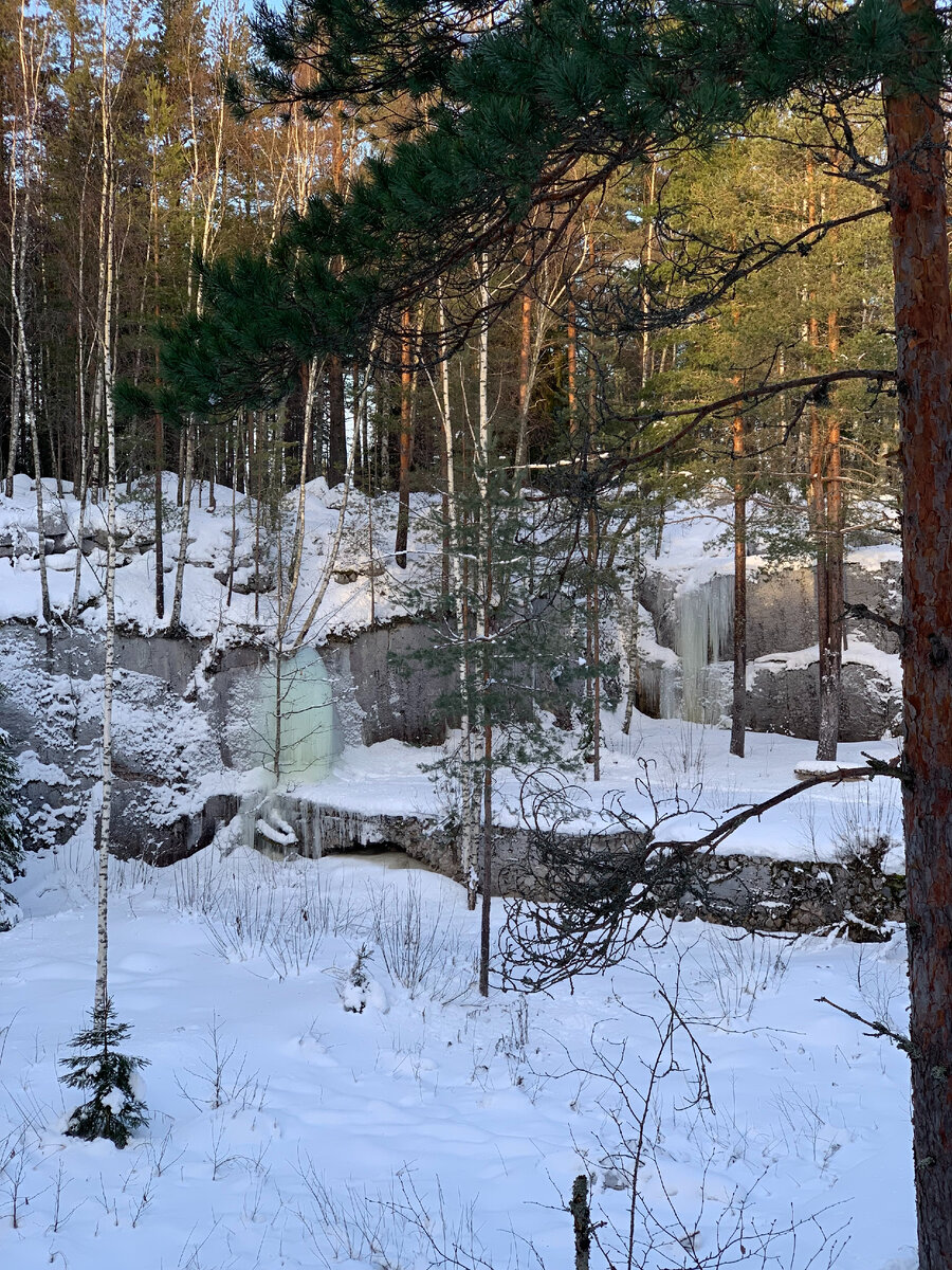 Глубина карьера на глаз как около 1/2 хрущевки.