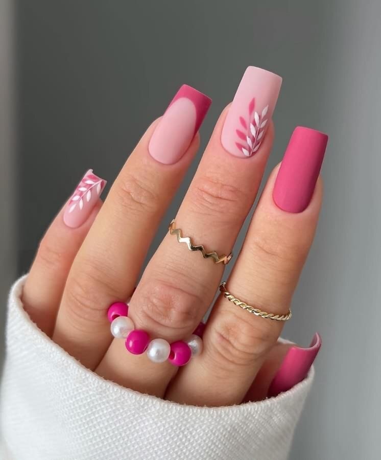 ногти для молодежи. ногти с буквами. маникюр с буквами на ногтях. маникюр с буквами. ногти 3 буквы.