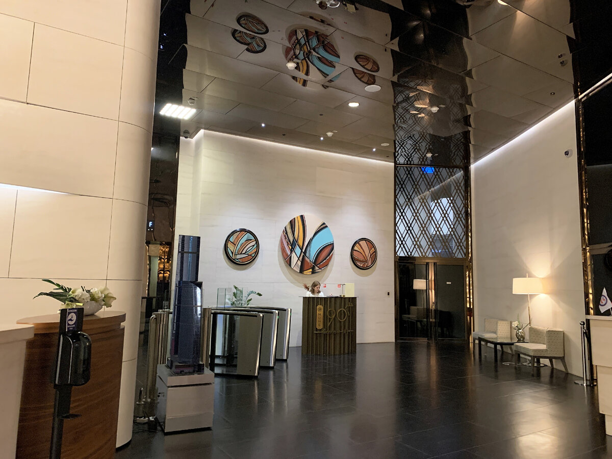 Стойка ресторана в фойе башни "Федерация" и лифт, который идет только на 90-й этаж