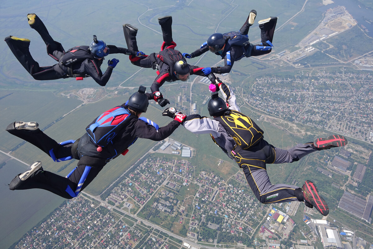 Поздравление одного из участников с 2000ым прыжком.