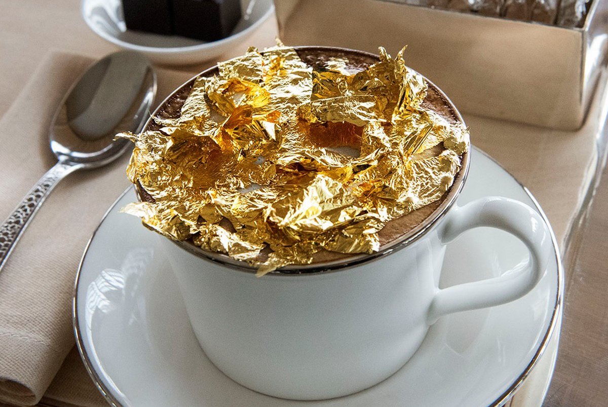 Том з золотом. Кофе 24 Karat Gold. Кофе с золотом в Абу Даби. Кофе с сусальным золотом. Десерты с золотом.
