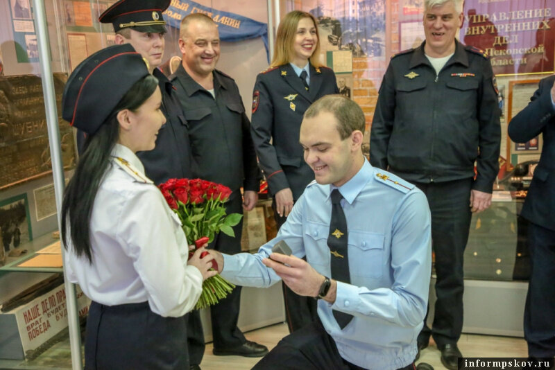 Невеста полицейского – о предложении на присяге: «Это моя мечта». Фото: пресс-служба УМВД России по Псковской области
