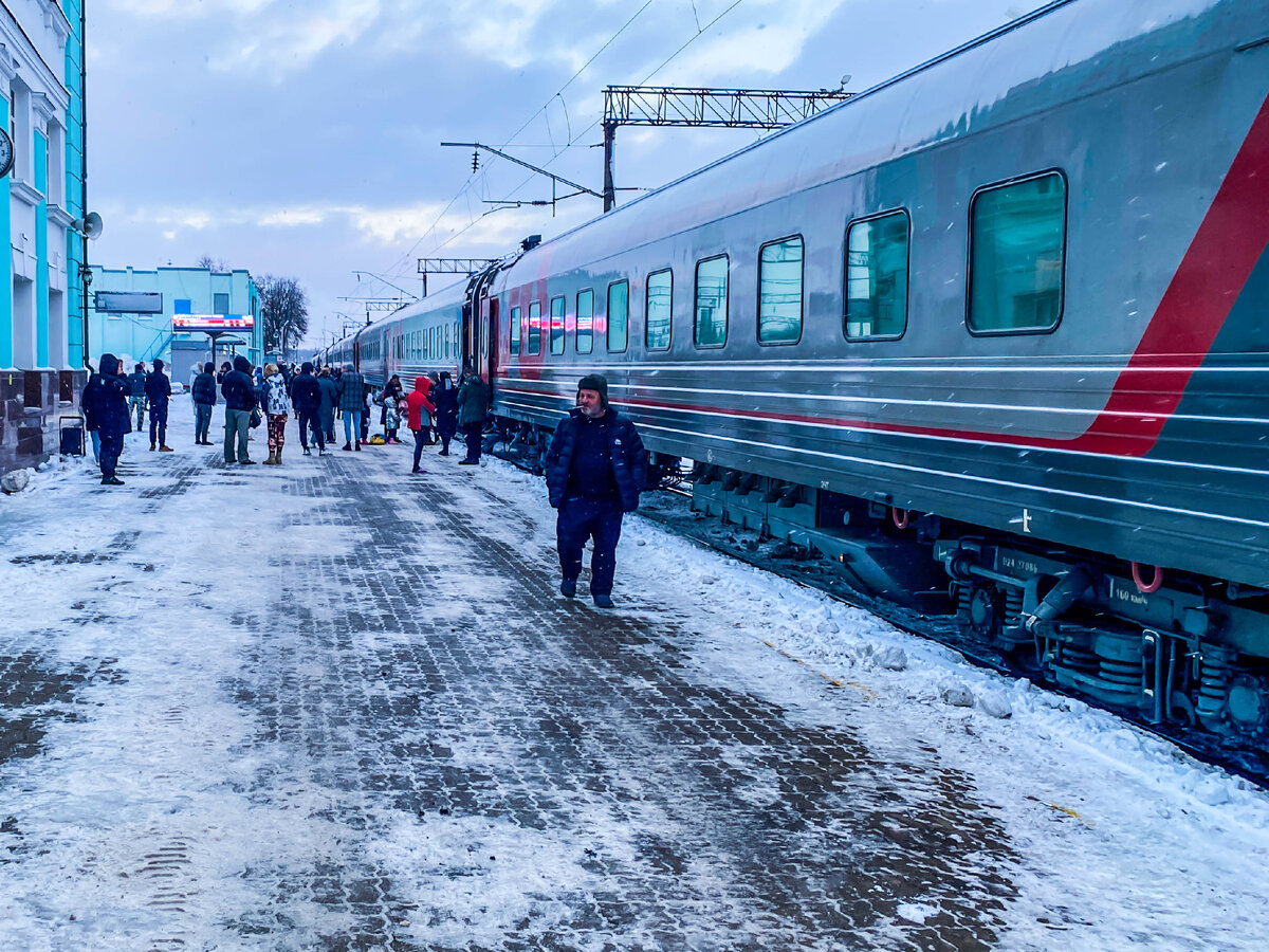 Фирменный поезд № 023 на станции Грязи