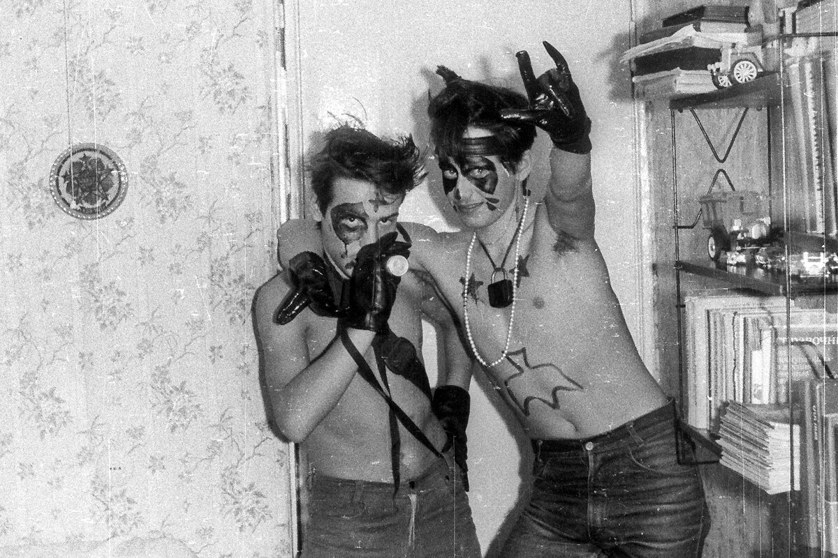 Я с дружищем Максом. Так-то нам дури и без вина хватало... 