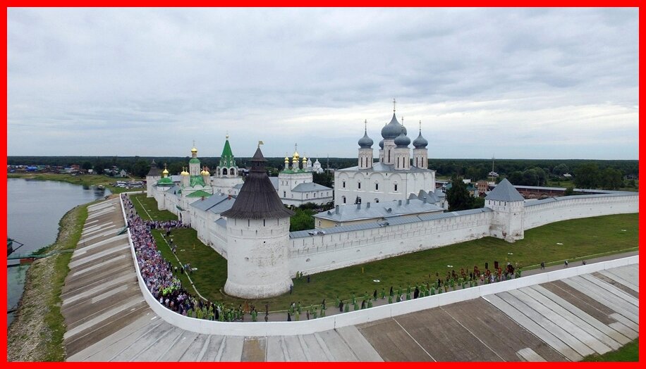Монастырь, в который они ехали, находится на берегу Волги