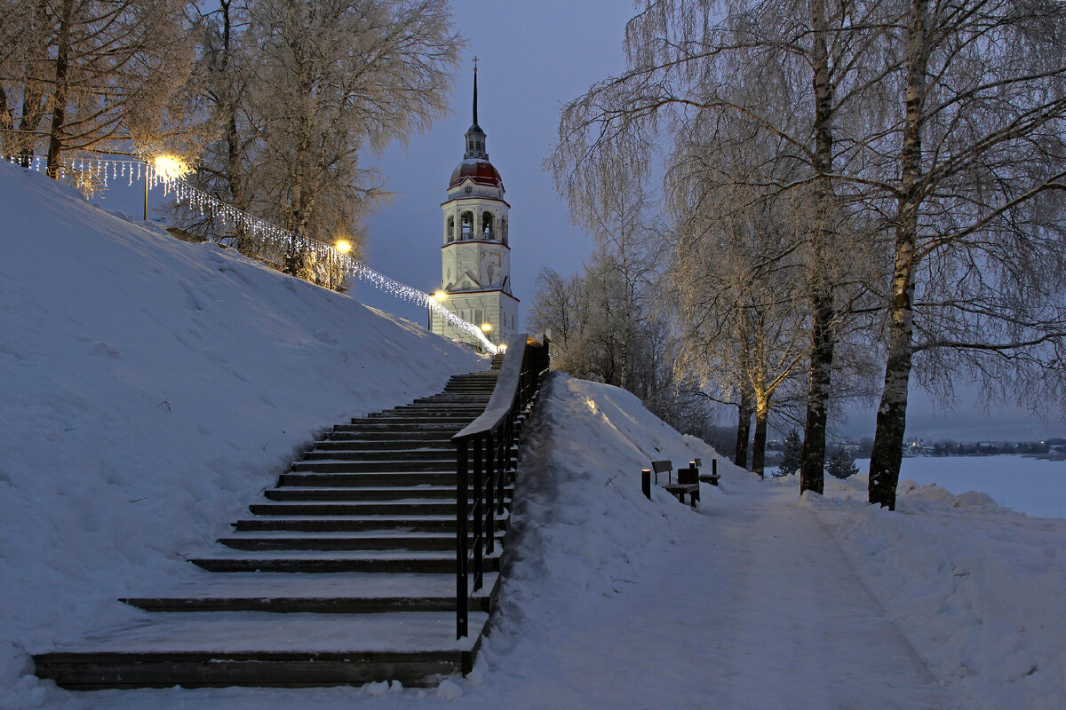 Сумерки. Берег Сухоны. Фото Алексея ПАЛЫСАЕВА.