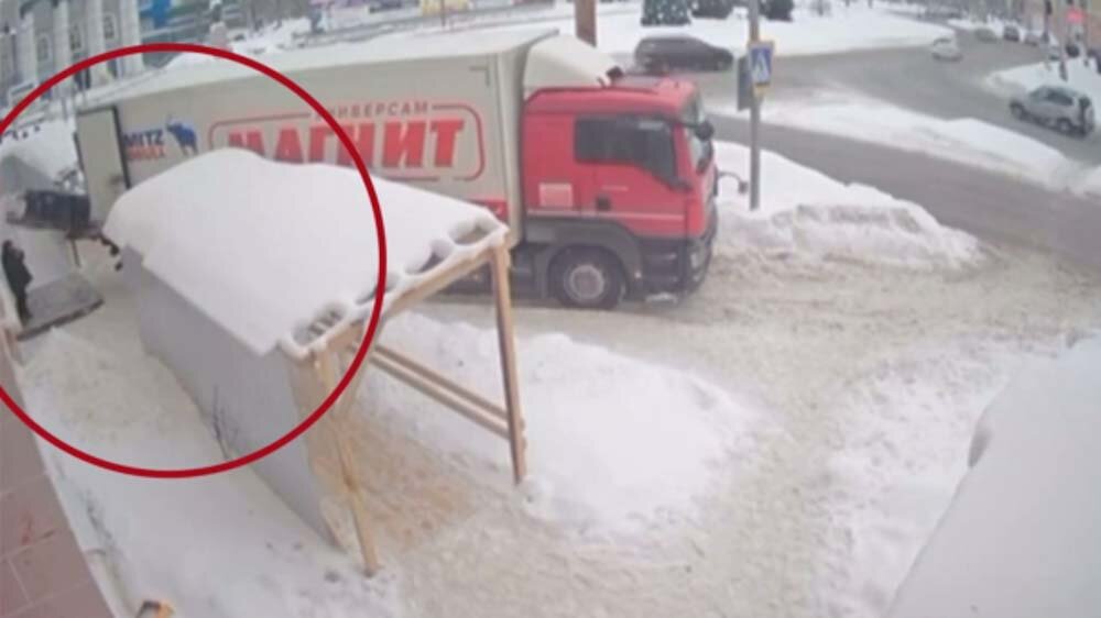 рабочее место оператора видеонаблюдения. система видеонаблюдения для офиса. офис с сотрудниками. рабочее место оператора видеонаблюдения. видеонаблюдение в офисе.