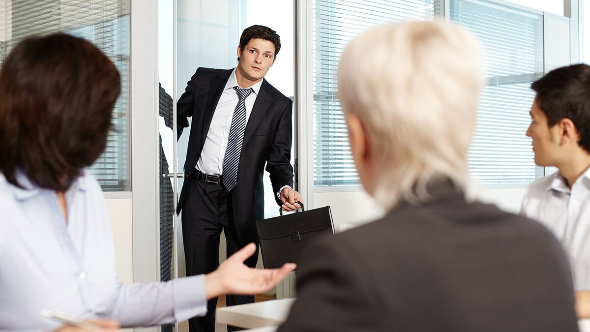 Сумбурный сотрудник отвлекает руководителя. Ай-яй-яй.