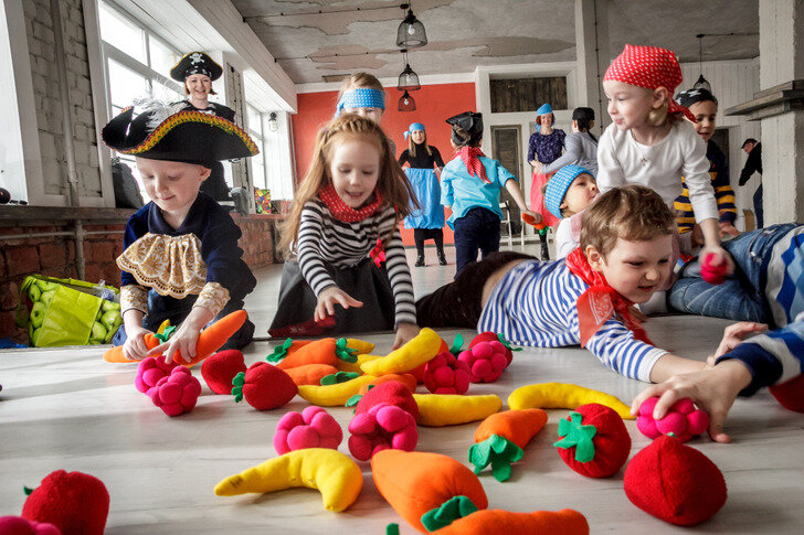 почему детские не взрослые. дети любят мороженое. почему детские не взрослые. капризный ребенок. капризный ребенок с мамой.