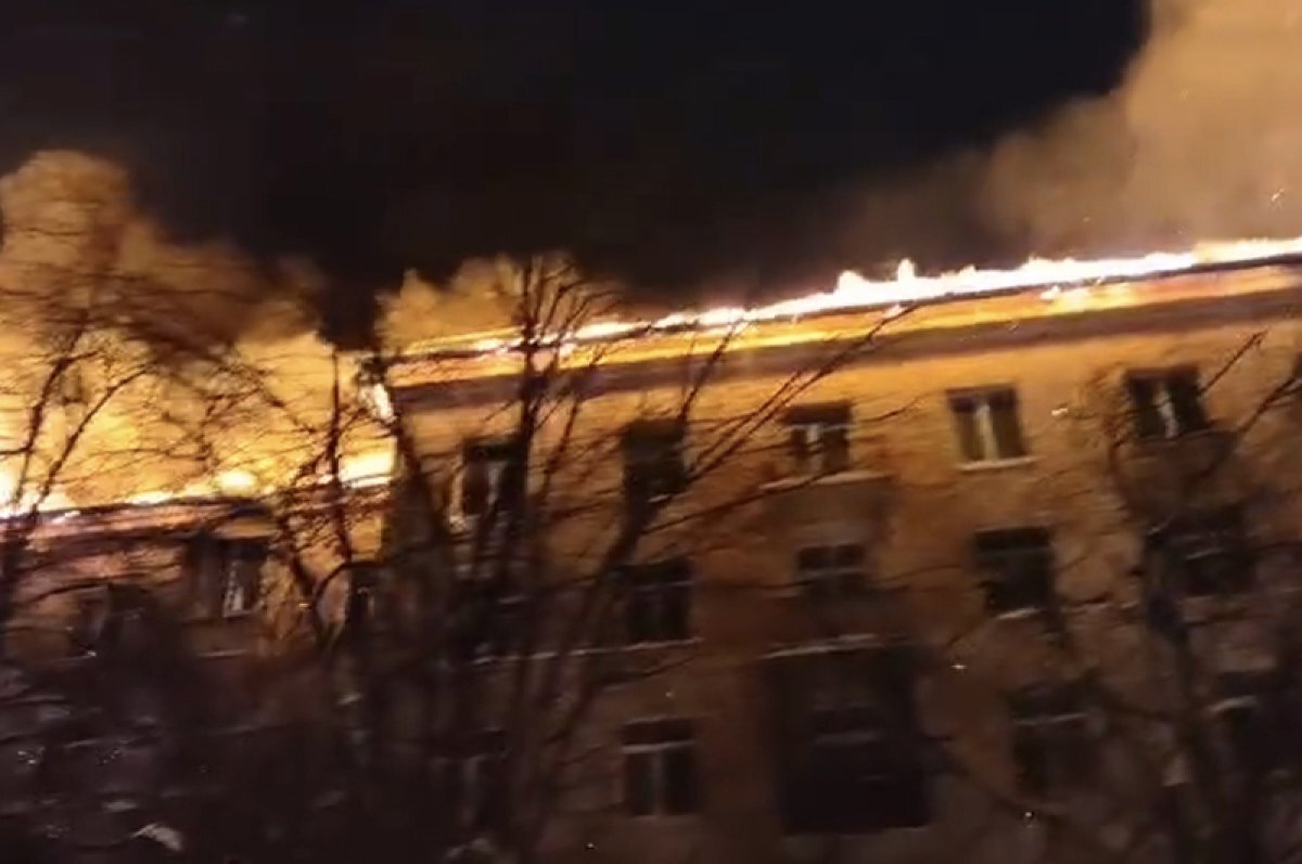    Кровля загорелась ночью.