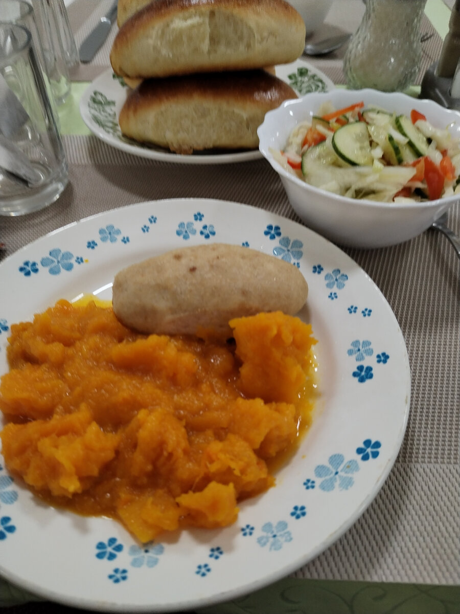 Это как раз куриная котлетка и тыквенное пюре. Да, мужчинам не понравится наверняка. 