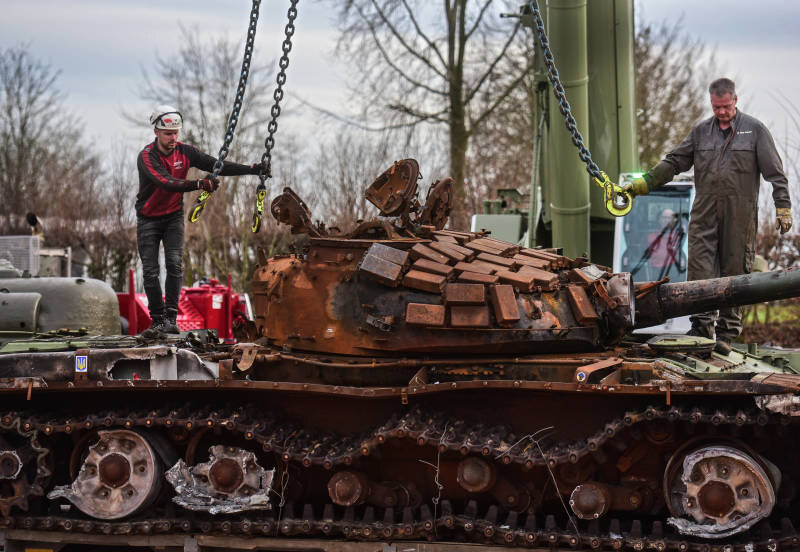 шноркель на т-80у. танк форсирование реки т-80. через танка. танк т 80 в грязи. через танка.