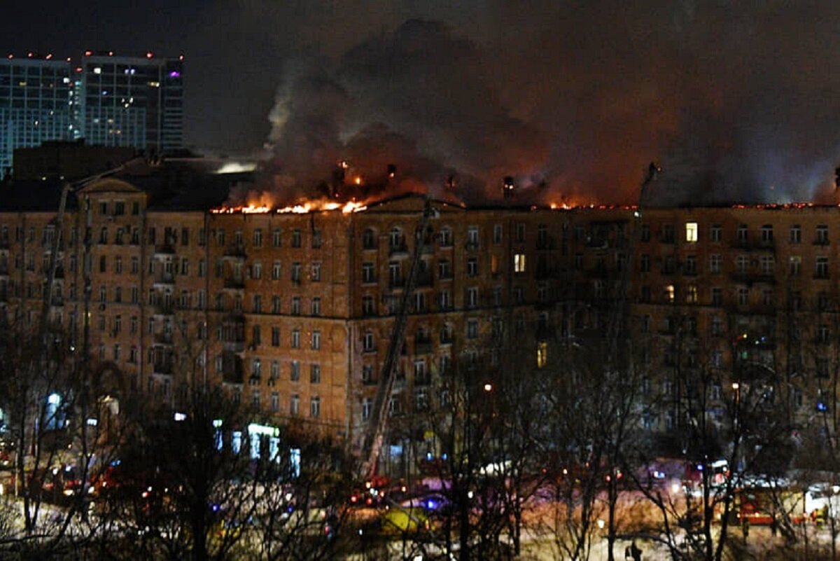 Более 10 человек пострадали в результате пожара в жилом доме в Москве,  власти направили санитарный вертолет | RuNews24.ru | Дзен