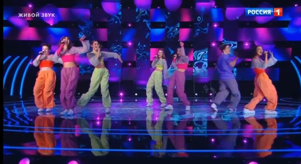 Росс накрасил рейчел. Friends 24. Friends 24. Friends 24. 24kgoldn - more than friends.