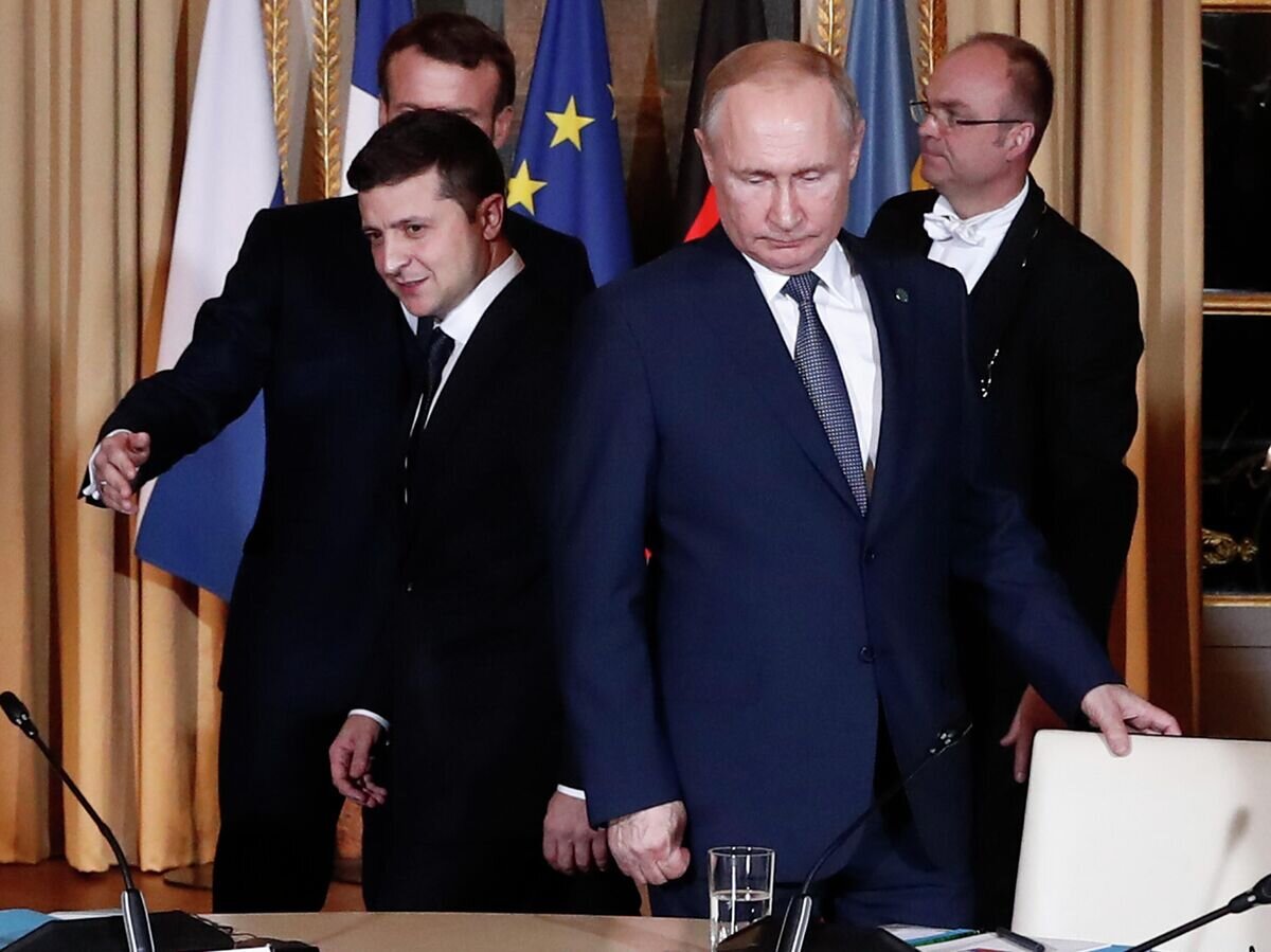    Президент России Владимир Путин и президент Украины Владимир Зеленский на саммите в Париже© AP Photo / Ian Langsdon