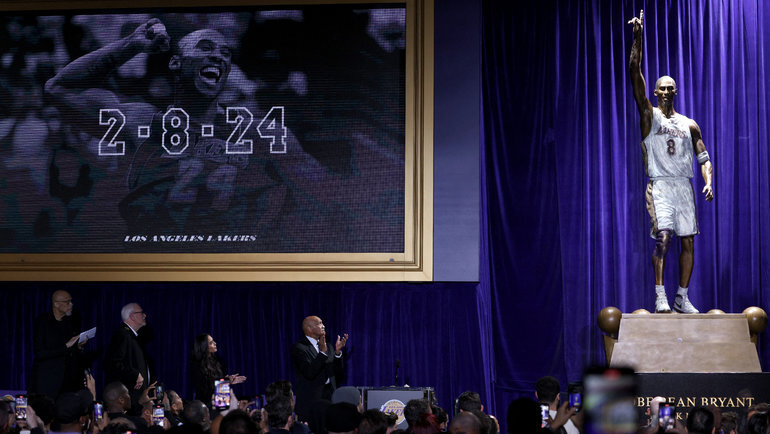   Статуя в честь Коби Брайанта. USA Today Sports