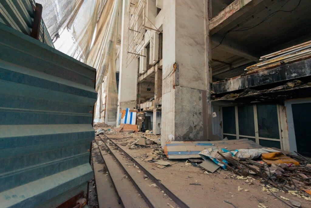 Умеренные повреждения зданий. Поврежденное здание. Повреждение конструкции здания это. Степени повреждения зданий при землетрясении. Повреждения и дефекты в конструкции зданий.