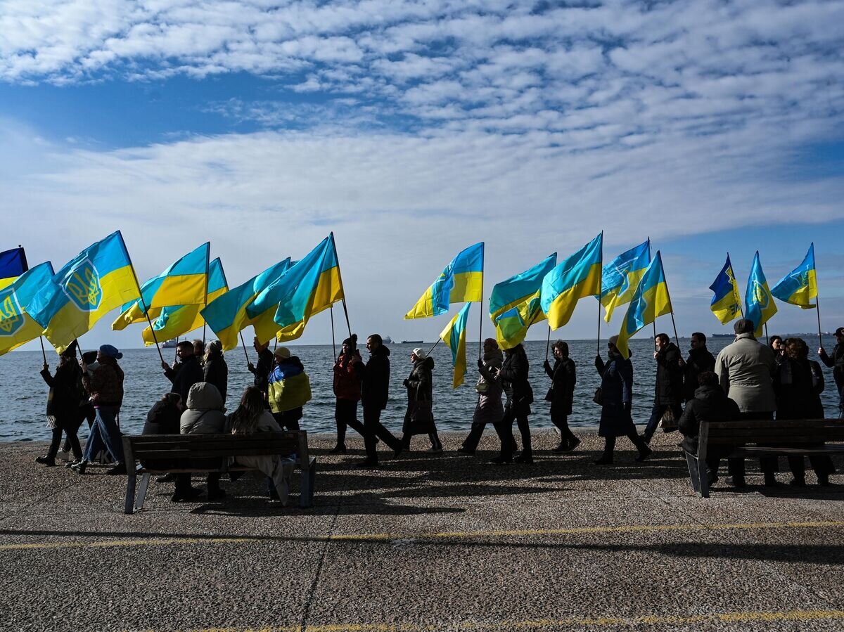    Украинские беженцы, живущие в Греции, на демонстрации в Салониках© AFP 2024 / SAKIS MITROLIDIS