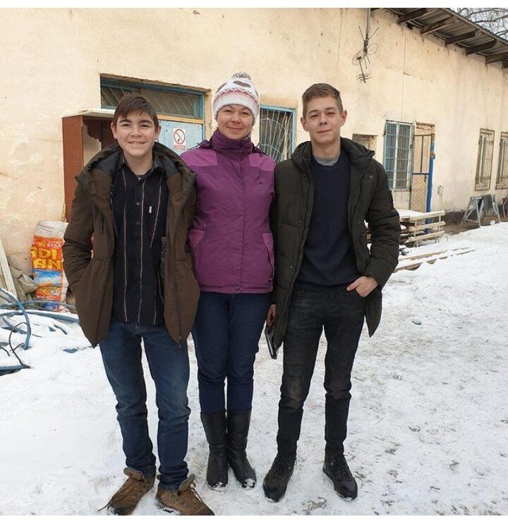 Фото правда четырёх летней давности. Сейчас темненький ,тот что помладше уже выше брата 192см )))