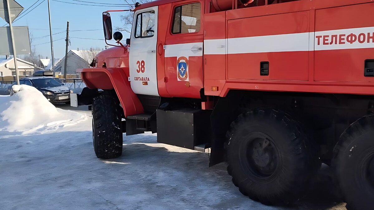     Местные жители забили тревогу, увидев черный дым, который шел из деревянного дома: кадрами с месте происшествия поделились спасатели.