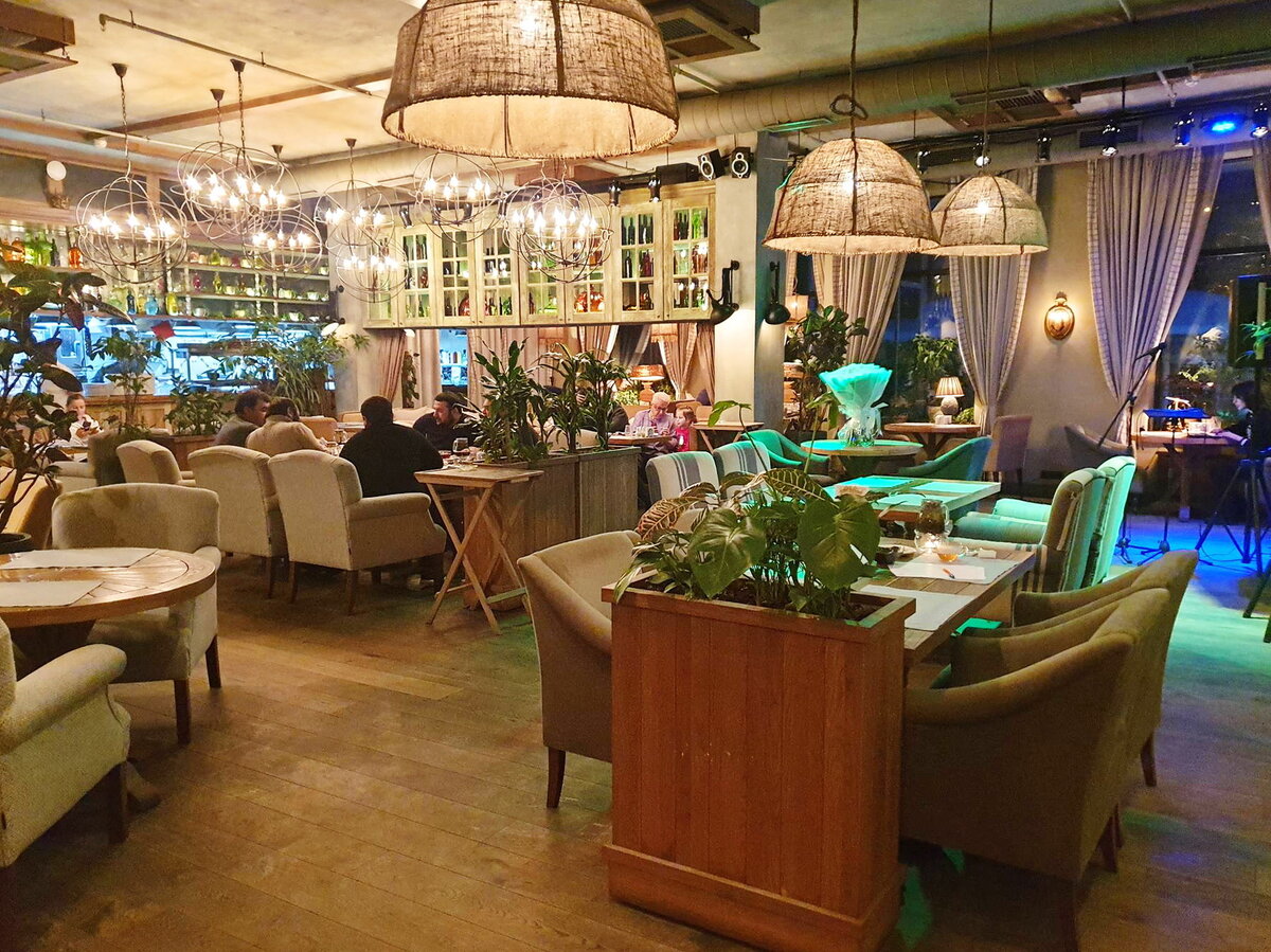 Общий вид зала ресторана "Цыцыла"