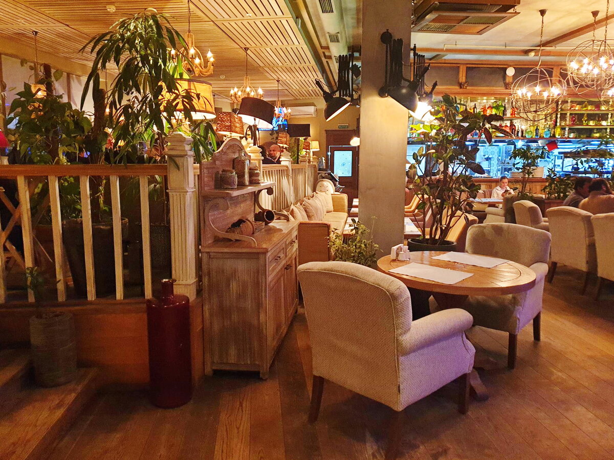 Общий вид зала ресторана "Цыцыла"