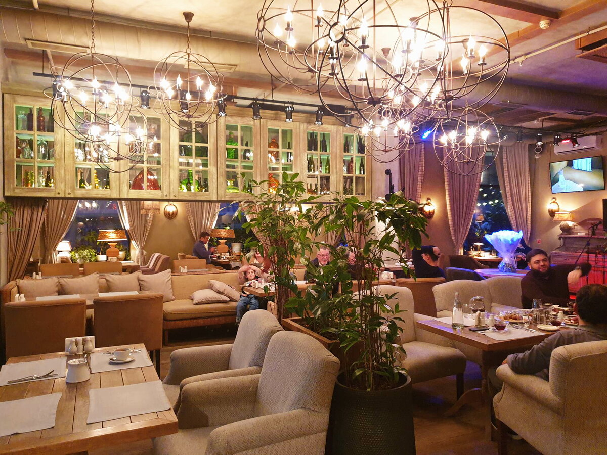 Общий вид зала ресторана "Цыцыла"