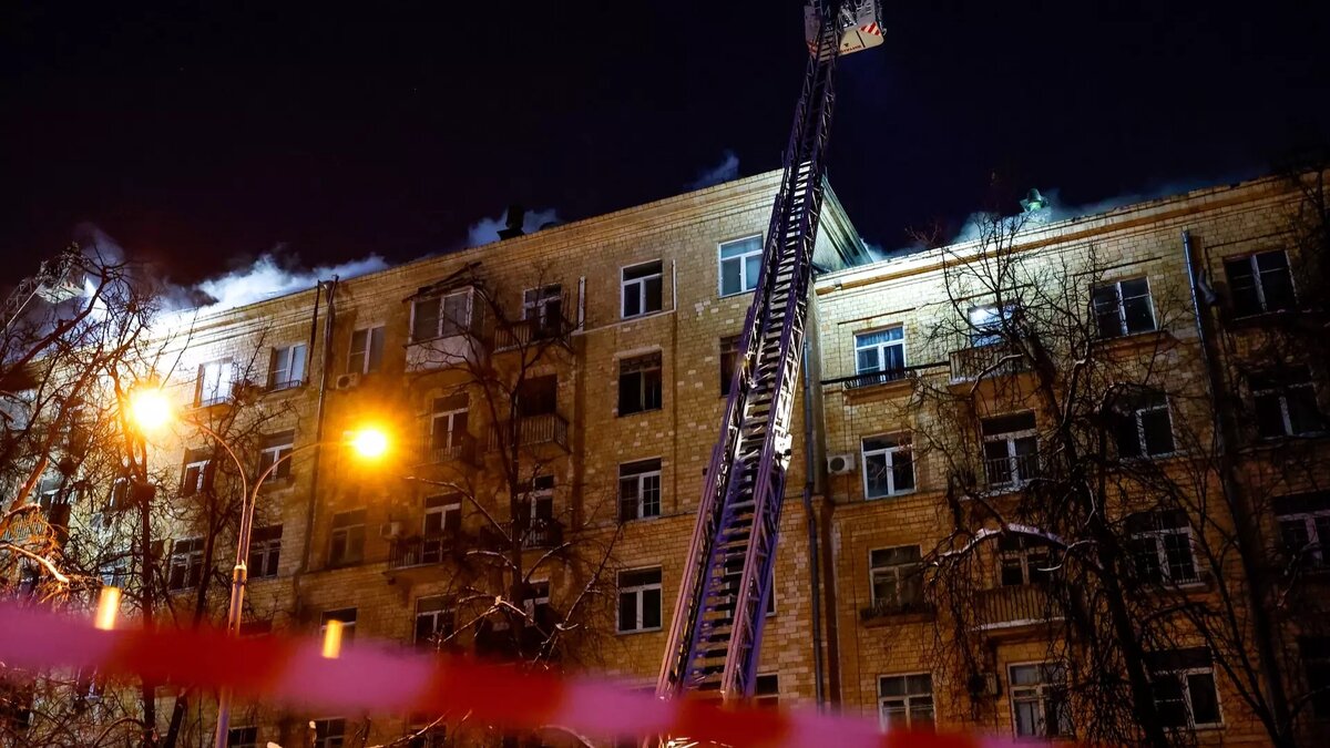     Пожар в жилом доме на улице Черняховского в российской столице стал самым крупным возгоранием в новейшей истории города. Спасатели эвакуировали около 400 человек.