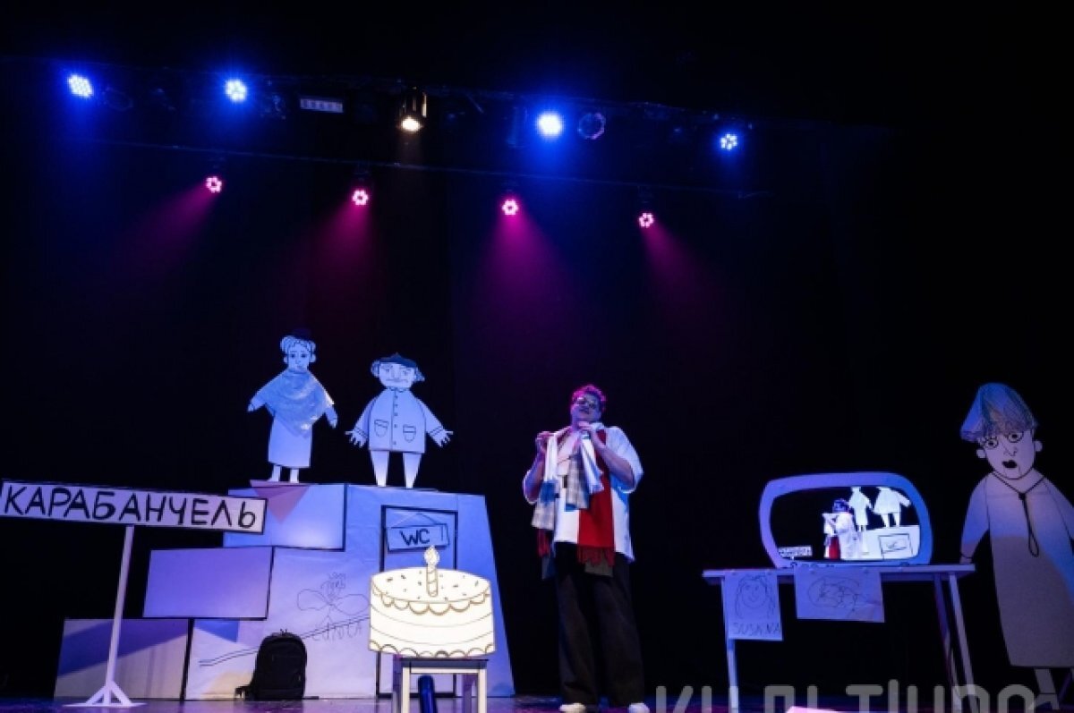    В спектакле занят один актёр, но на сцене он не одинок.