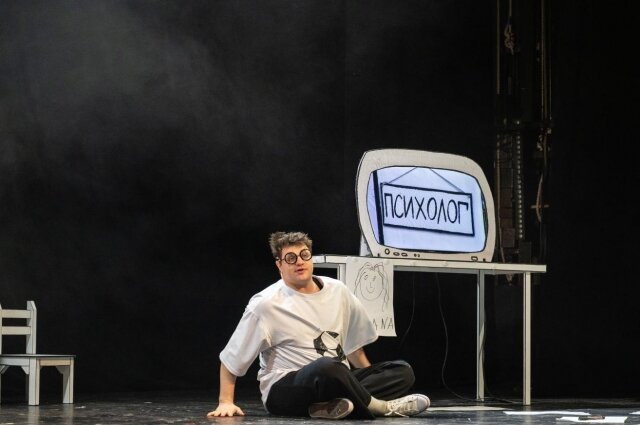    Паренёк приходит к психологу, но и его умудряется заболтать. Фото: Министерство культуры Омской области/ Анна Шестакова